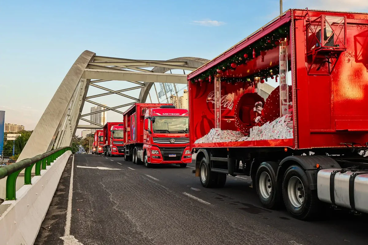 Caravana de Natal Coca-Cola 2026: Confira a agenda completa no Brasil 2 Caminhões da Caravana Coca-Cola em Osasco (SP), edição 2025