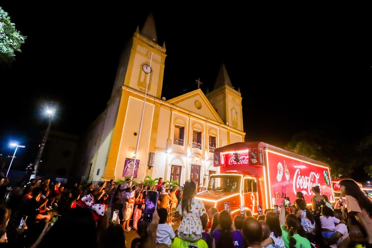 Caravana de Natal Coca-Cola 2026: Confira a agenda completa no Brasil 1 Caminhão iluminado da Caravana Coca-Cola em Crato e Juazeiro do Norte (CE)