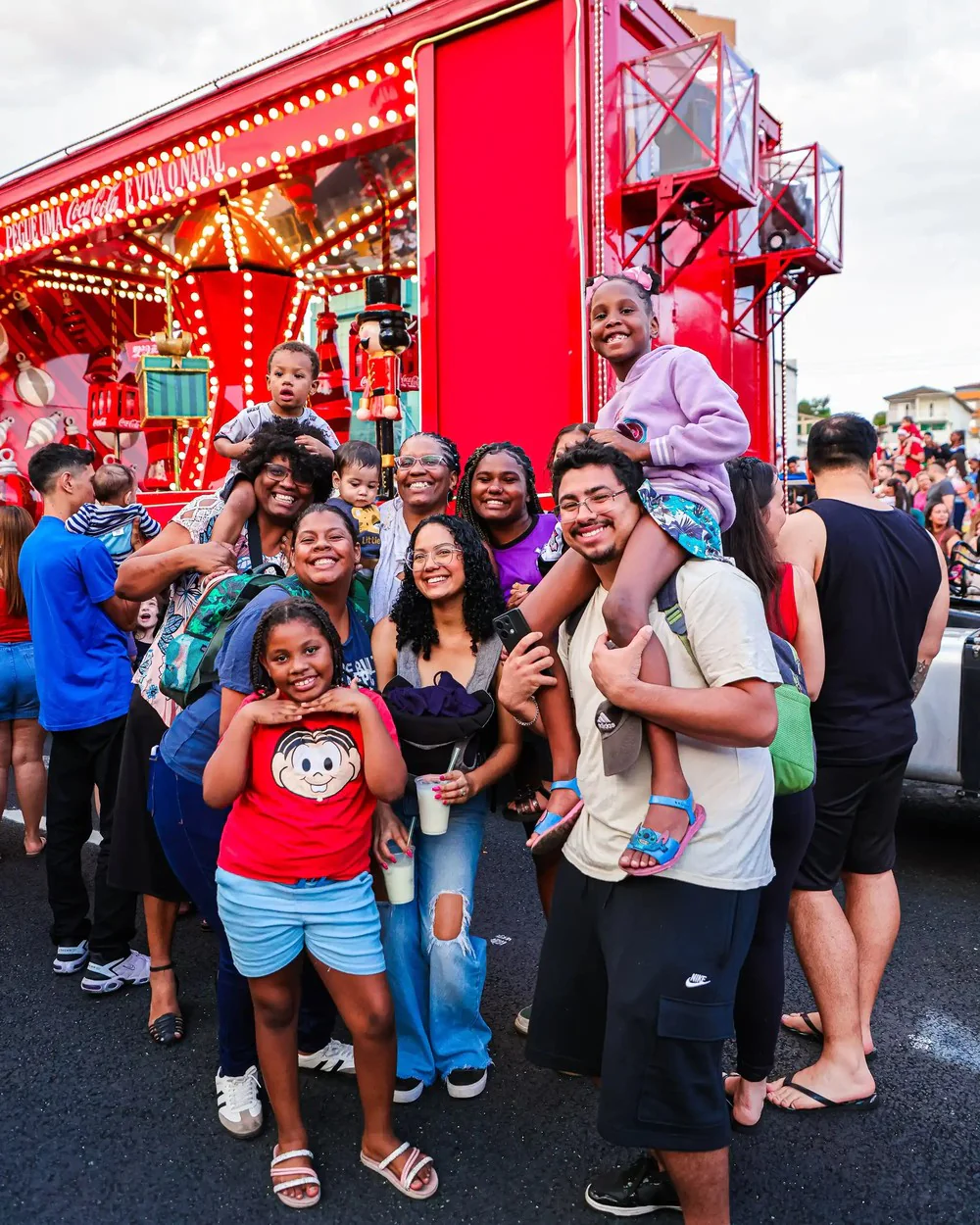 Caravana de Natal Coca-Cola 2026: Confira a agenda completa no Brasil 4 Público acompanha a Caravana Coca-Cola em Osasco (SP), edição 2025