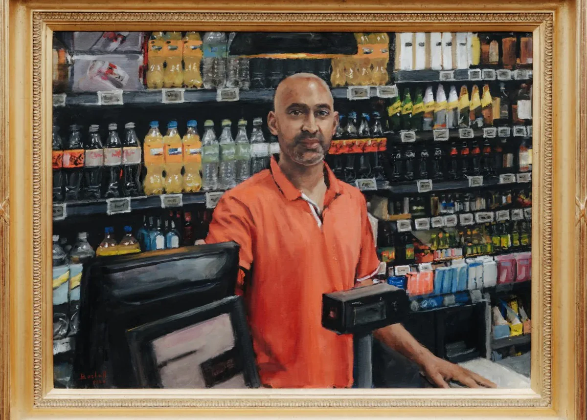 Kaual Patel no balcão da Torridon Convenience Store, em Catford, em moldura de retrato