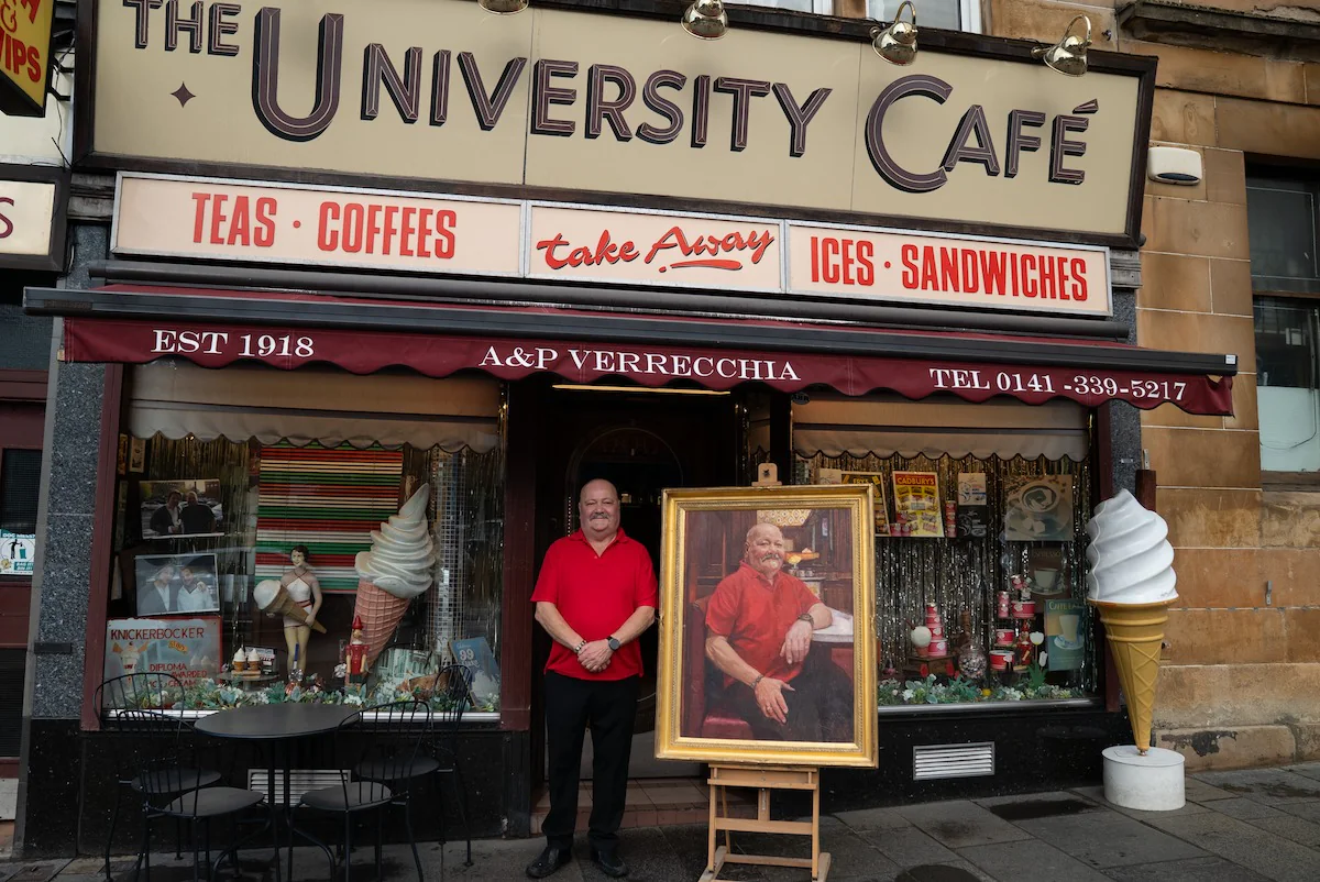 Retrato de Gino Verecchia exposto na fachada do University Café, em Glasgow