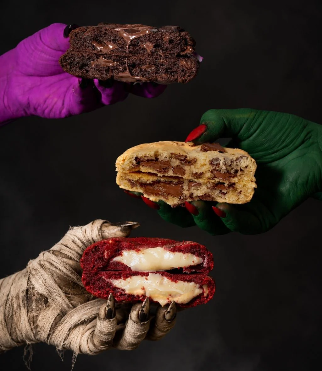 Cookies recheados da American Cookies abertos ao meio