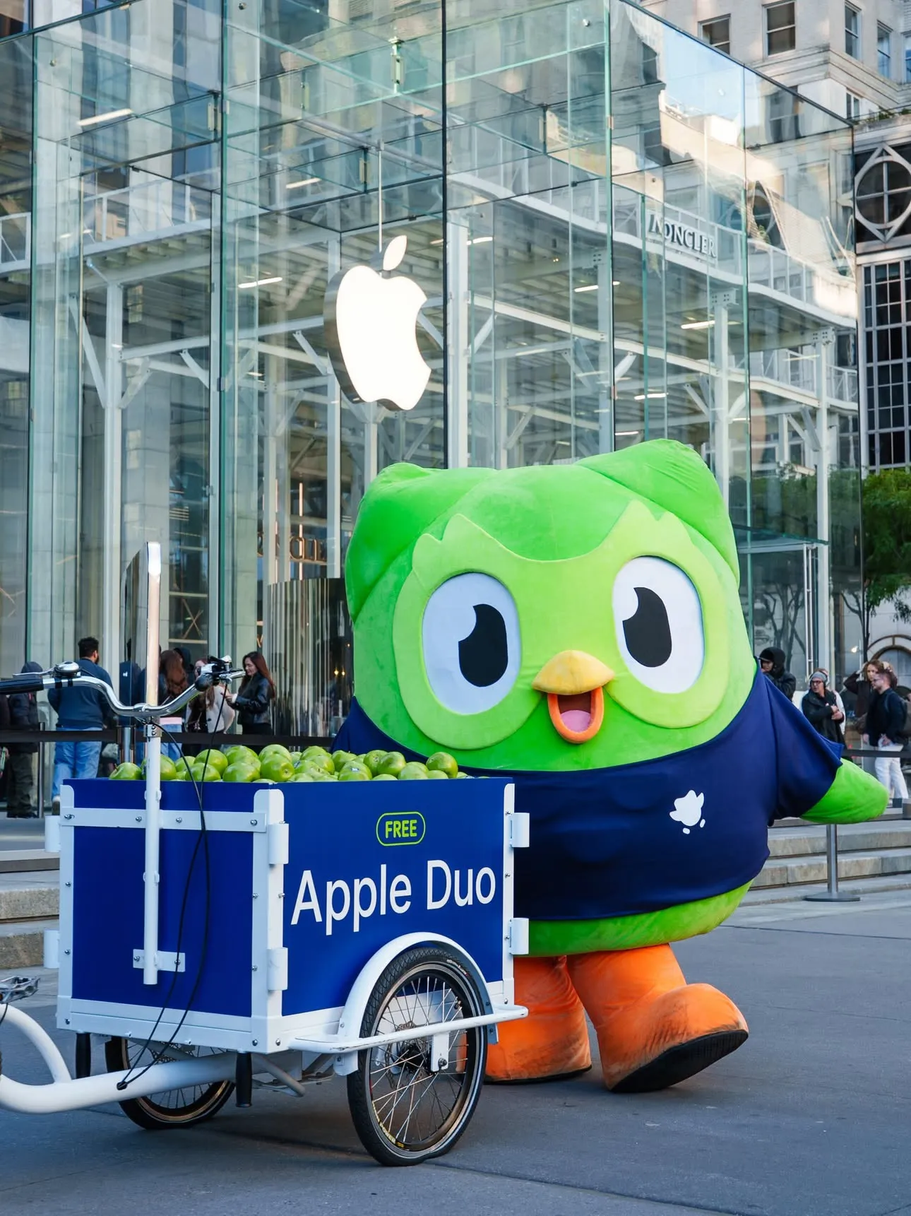 Duolingo distribui maçãs em frente à Apple no lançamento do iPhone Duo, imagem 3
