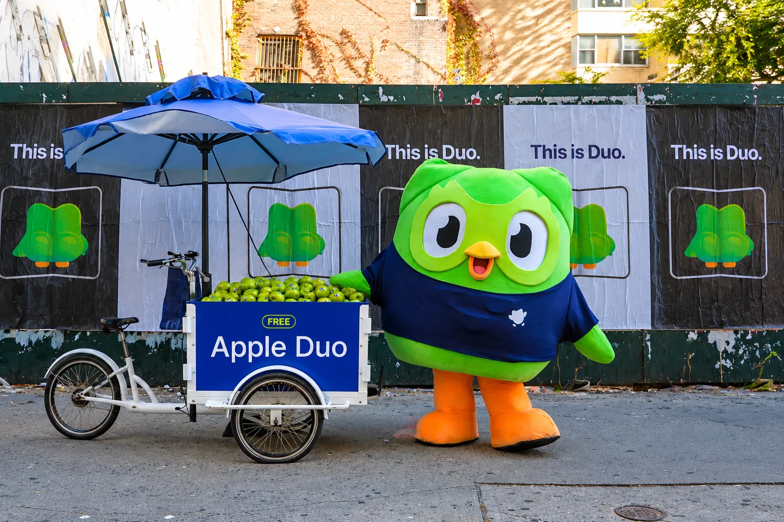 Duolingo distribui maçãs em frente à Apple no lançamento do iPhone Duo, imagem 4