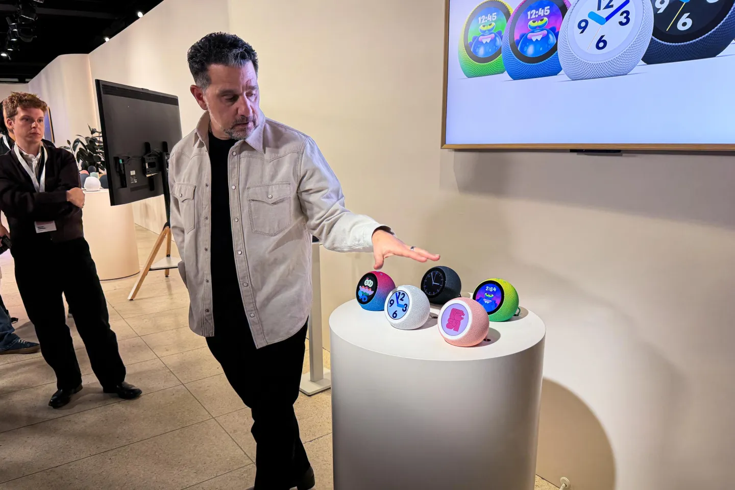 Nova Echo Dot chega ao Brasil com tela, IA e áudio aprimorado