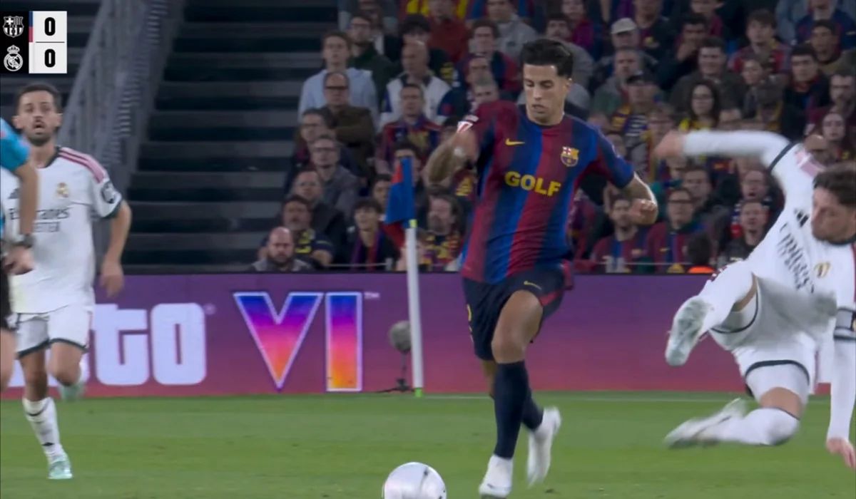 GTA 6 invade Barcelona x Real Madrid no El Clásico 1 GTA 6 El Clásico: placa de LED com o logotipo de Grand Theft Auto VI atrás dos jogadores no Camp Nou