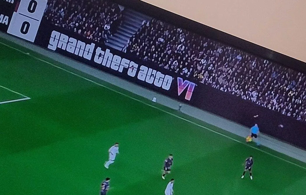 GTA 6 invade Barcelona x Real Madrid no El Clásico 2 GTA 6 El Clásico: plano aberto da transmissão mostra a placa de LED de Grand Theft Auto VI no gramado