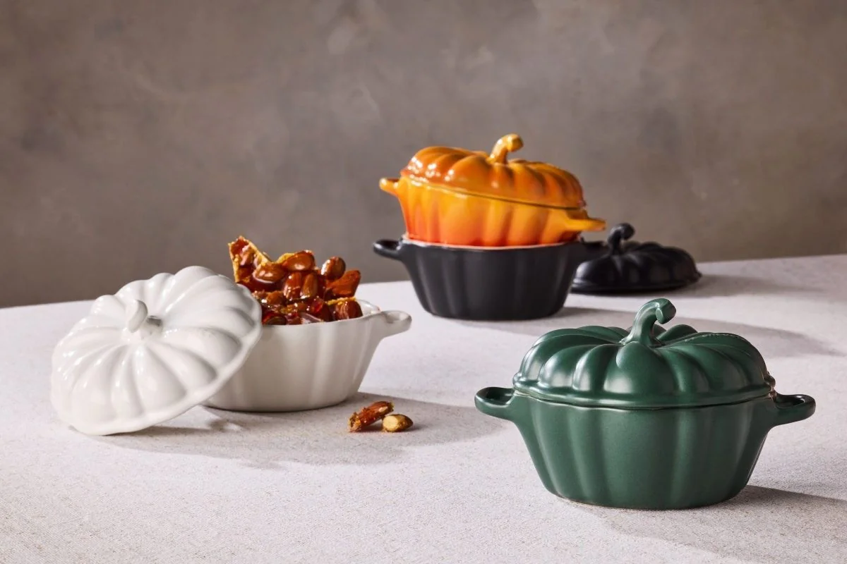 Le Creuset lança linha de Halloween com panela de morcegos e abóbora 4 Peças em formato de abóbora do Halloween da Le Creuset