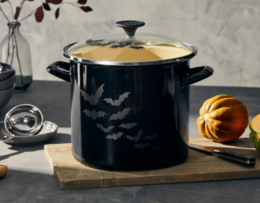 Le Creuset lança linha de Halloween com panela de morcegos e abóbora 1 Stockpot Morcego da coleção de Halloween da Le Creuset