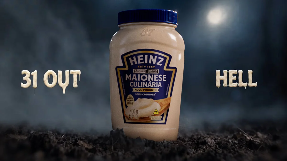 Pote de maionese na terra com os letreiros 31 OUT e HELL, da ação de Halloween da Heinz