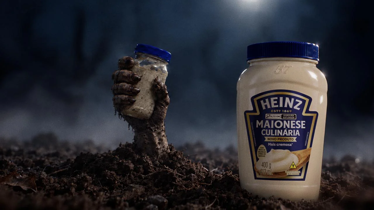Cena do filme From Hell, da Heinz: mão de zumbi sai da terra ao lado da Maionese Culinária Heinz