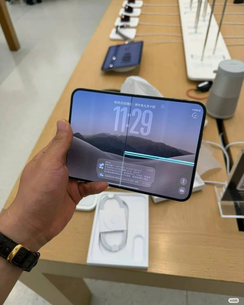 iPhone Duo com tela rachada na dobradiça em Apple Store na China