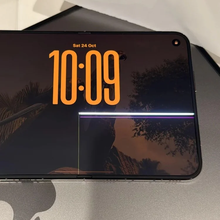 iPhone Duo com faixa de pixels na dobra da tela interna