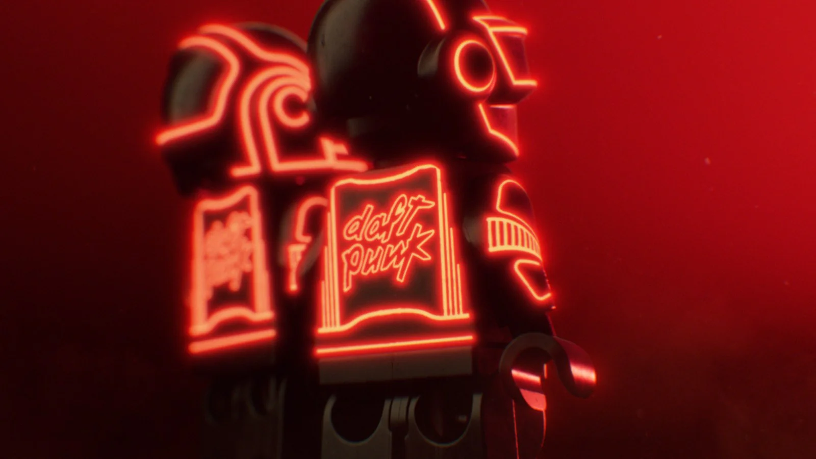LEGO e Daft Punk lançam parceria com set do palco-pirâmide 3 Capacetes dos robôs do Daft Punk em close, parceria LEGO Daft Punk