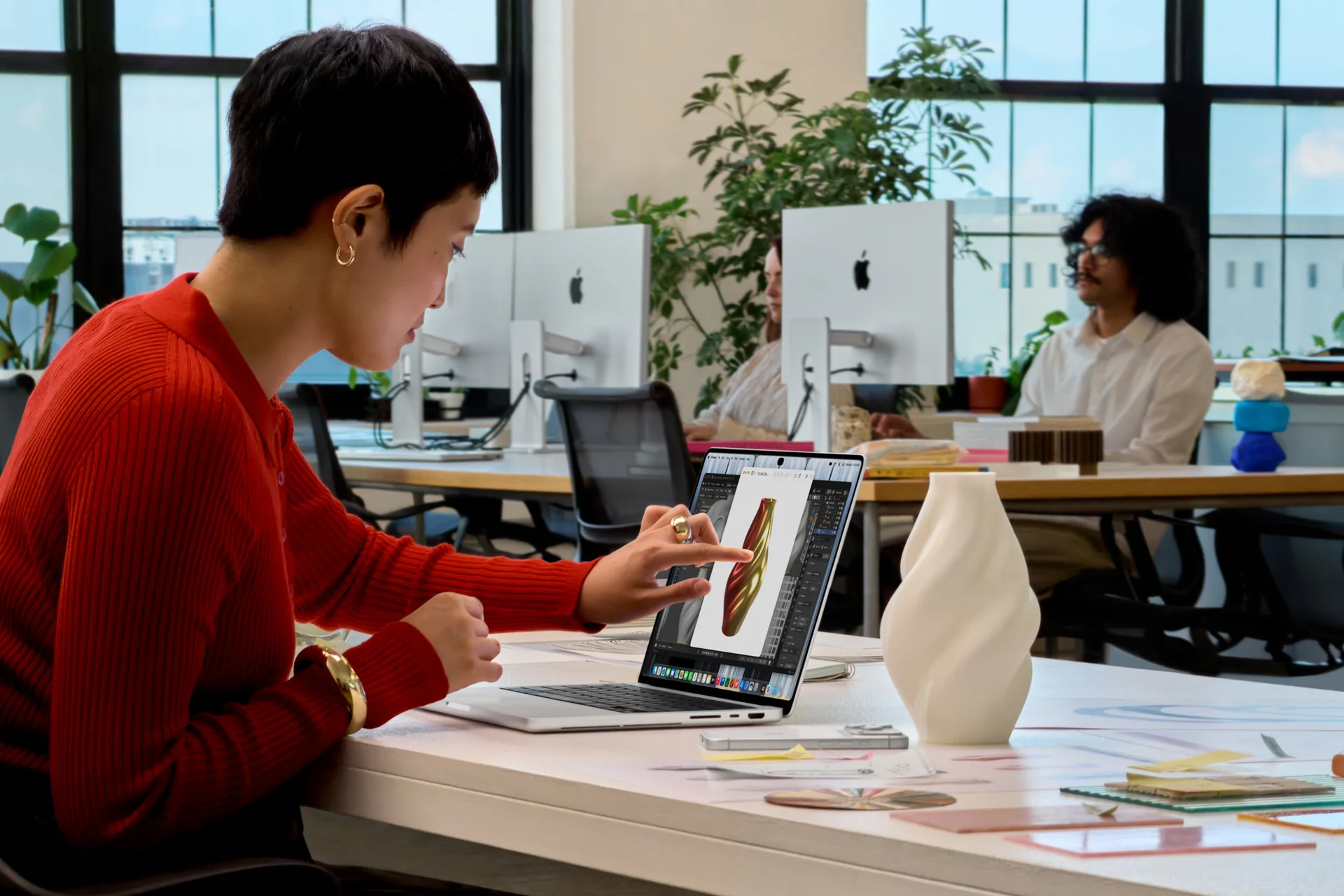 MacBook Pro ganha tela touch OLED e volta a acender a maçã 6 MacBook Pro tela sensível ao toque em uso no escritório