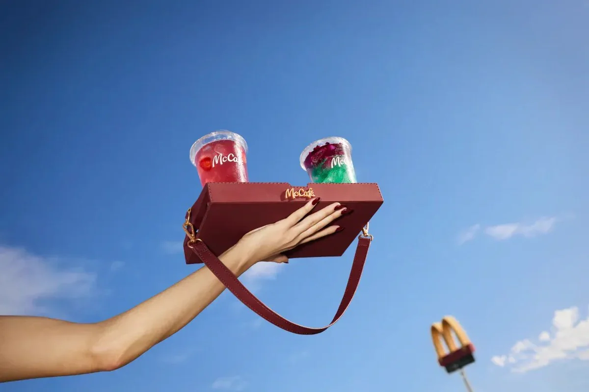 McCafé transforma bandeja de copos em bolsa 3 McCafé transforma bandeja de copos em bolsa
