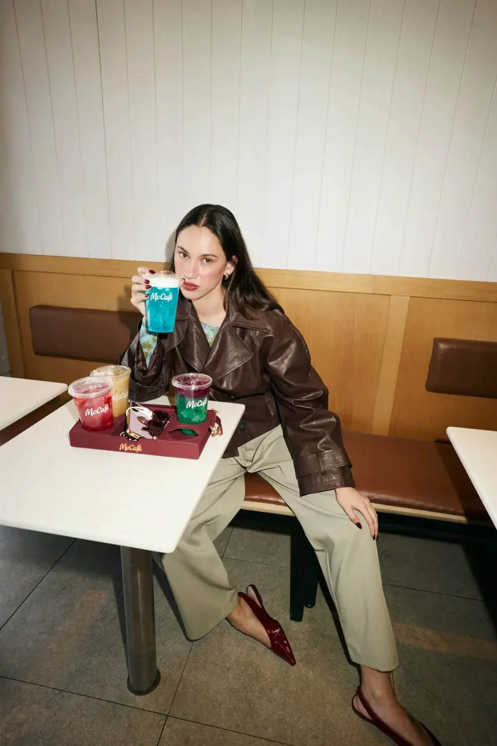 McCafé transforma bandeja de copos em bolsa 1 McCafé transforma bandeja de copos em bolsa