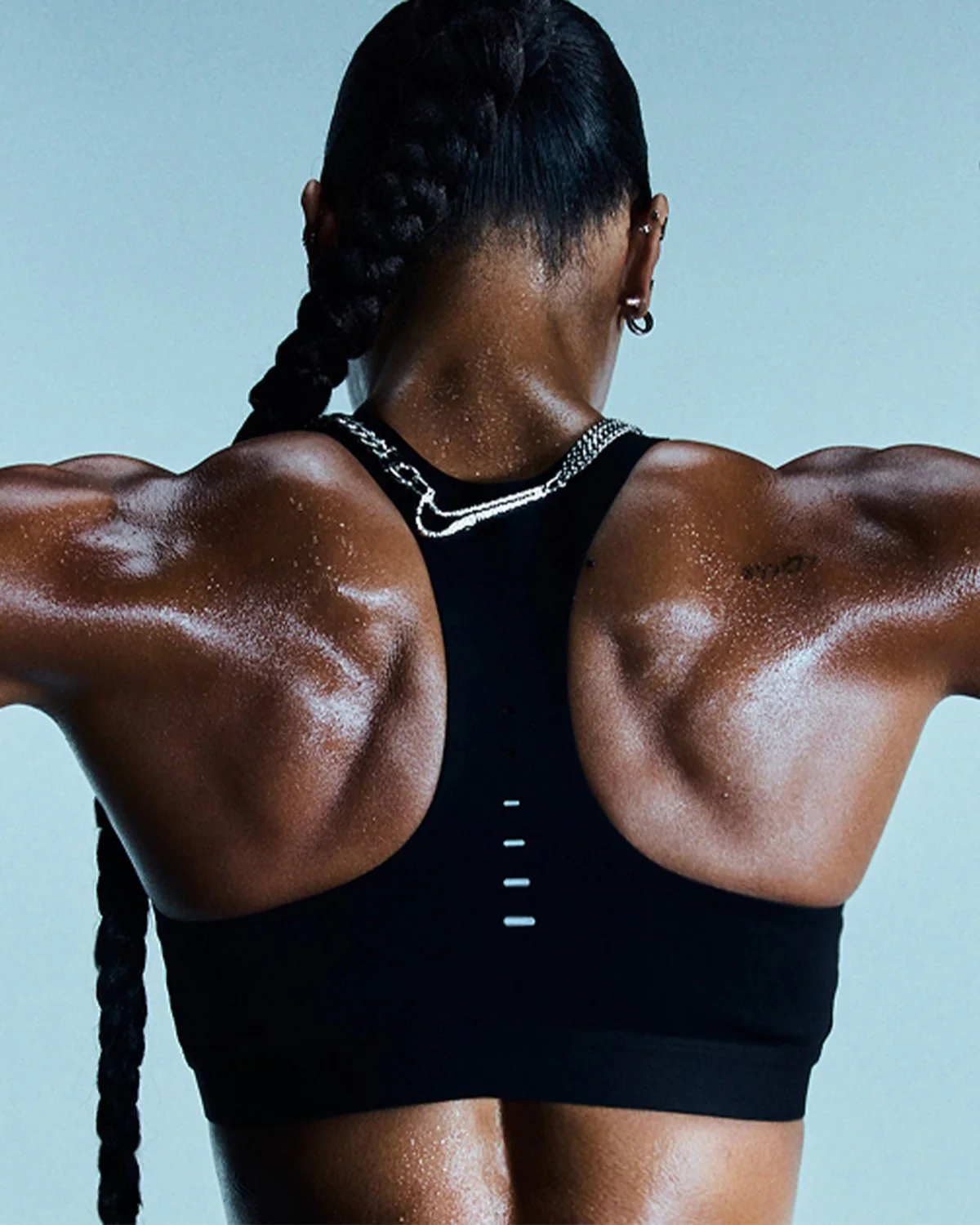 Nike transforma medalha em joia no After Dark Tour 2026 4 Pulseira da medalha Nike After Dark usada por atleta