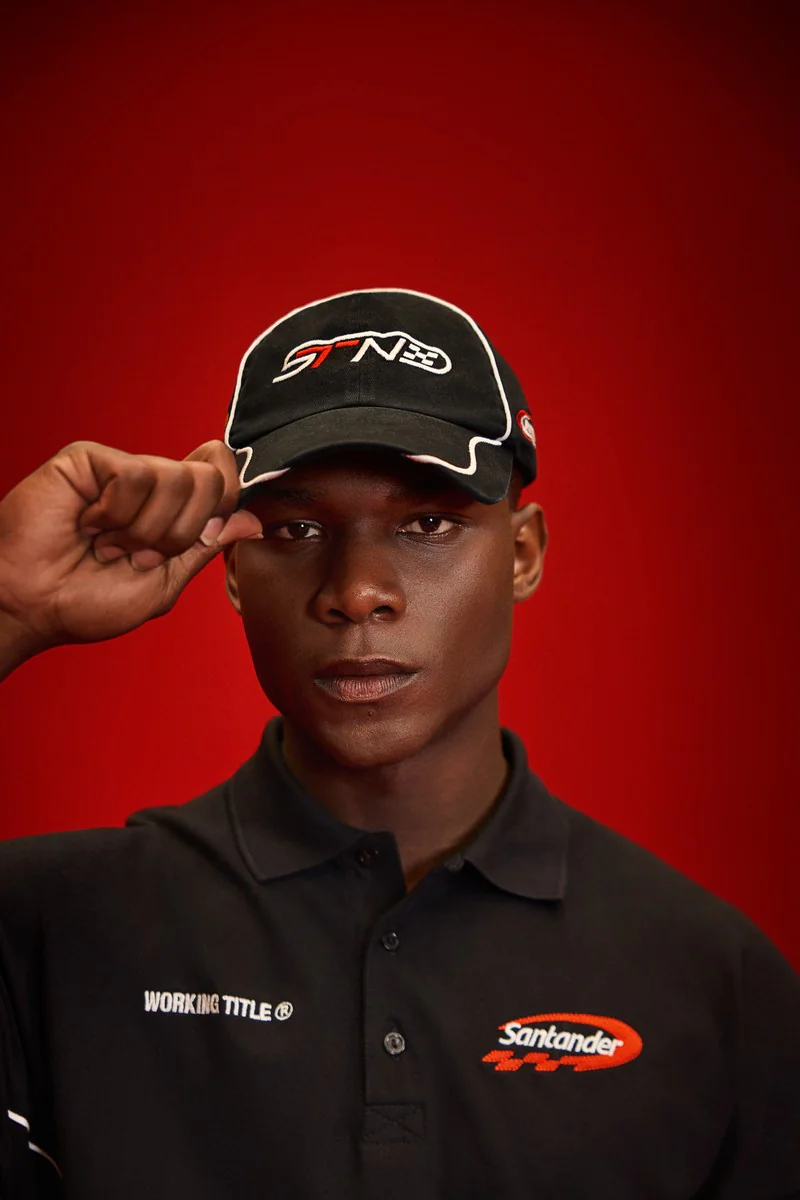 Santander e Working Title usam peças reais da F1 4 Modelo com boné e polo da coleção Santander Working Title