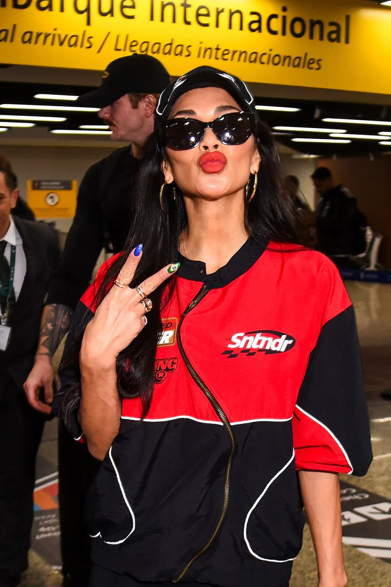 Santander e Working Title usam peças reais da F1 3 Nicole Scherzinger com jaqueta da coleção Santander Working Title