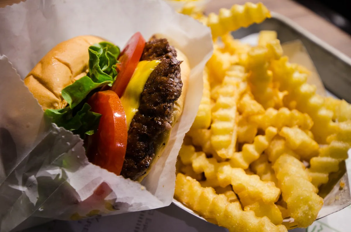 Shake Shack anuncia chegada ao Brasil com 40 unidades até 2036 1 Hambúrguer e batatas fritas da Shake Shack