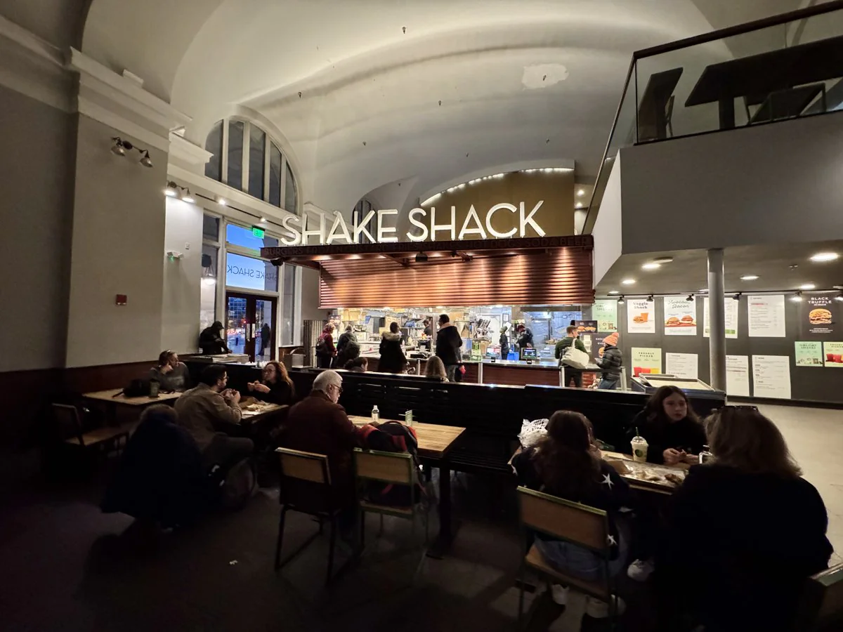 Shake Shack anuncia chegada ao Brasil com 40 unidades até 2036 2 Interior de unidade da Shake Shack em Washington, D.C.