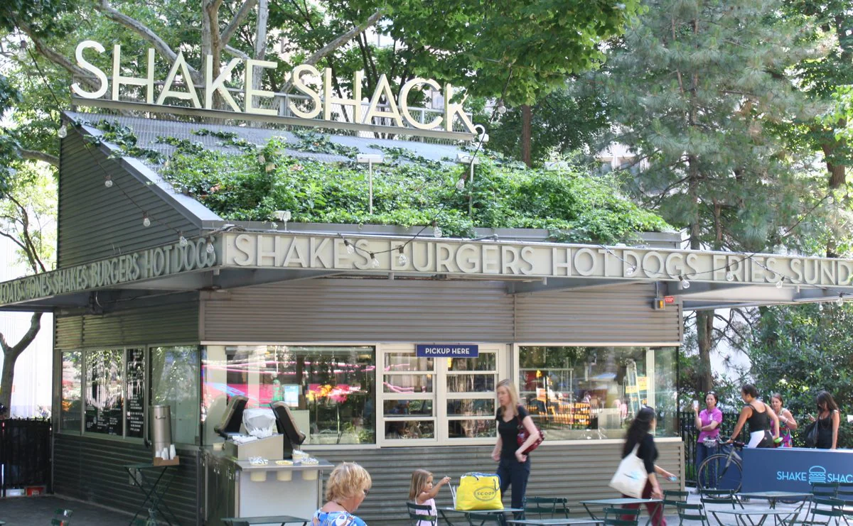 Shake Shack anuncia chegada ao Brasil com 40 unidades até 2036 4 Quiosque original da Shake Shack no Madison Square Park, em Nova York