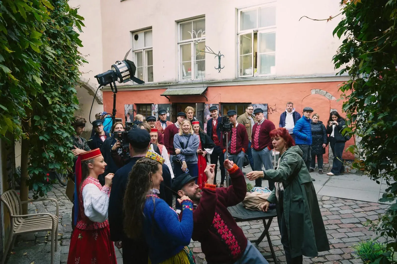 Estônia viraliza com comercial turístico que une dança tradicional e hip-hop 1 Estônia viraliza com comercial turístico que une dança tradicional e hip-hop, imagem 2