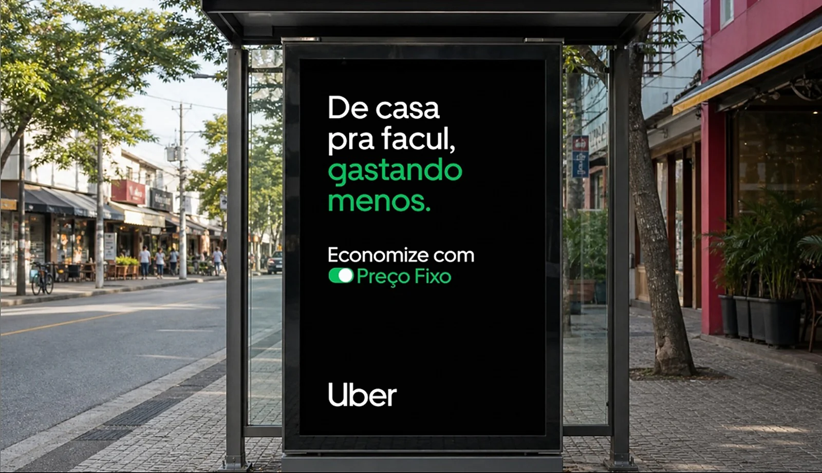 Mídia exterior da Uber com mensagem sobre Preço Fixo em ponto de ônibus