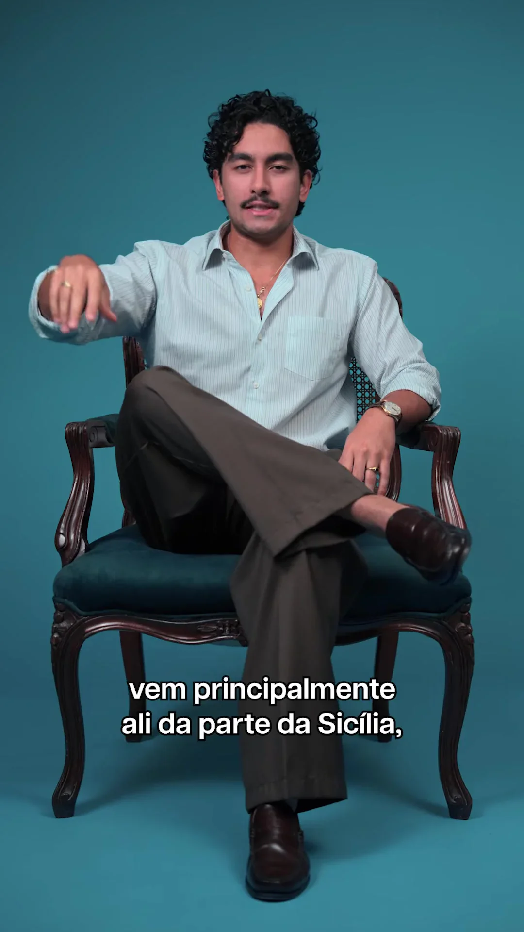 Vincenzo Saggio na publi da Disney+: mesma poltrona e roteiro em fundo azul-petróleo