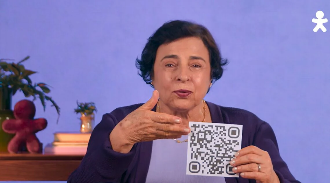 Maria Helena mostra como ler um QR code no episódio de estreia da websérie da Vivo