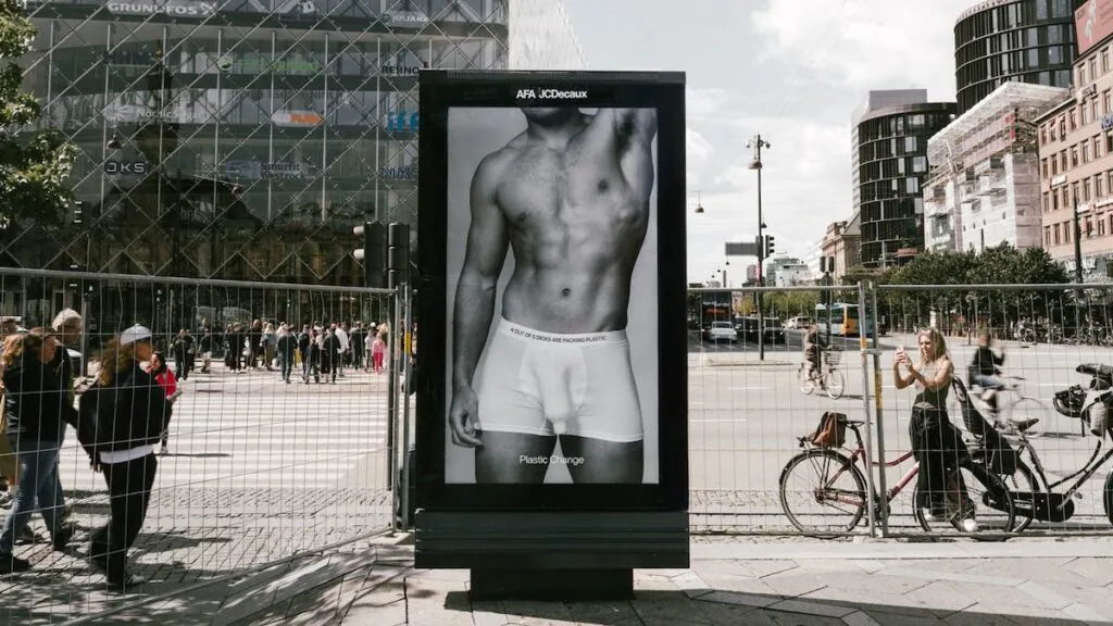 Microplásticos nos Testículos: a Campanha Que Fez Homens Olharem Para Baixo ONG cria anúncio inspirado na Calvin Klein contra microplásticos, imagem 4