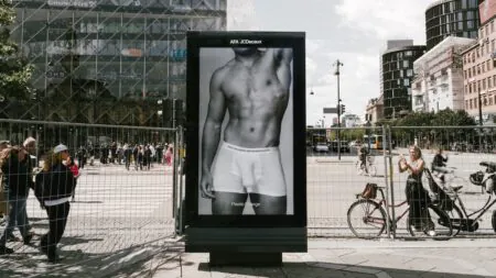 ONG cria anúncio inspirado na Calvin Klein contra microplásticos, imagem 4