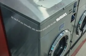 Huggies faz anúncios com lugares inusitados de trocadores