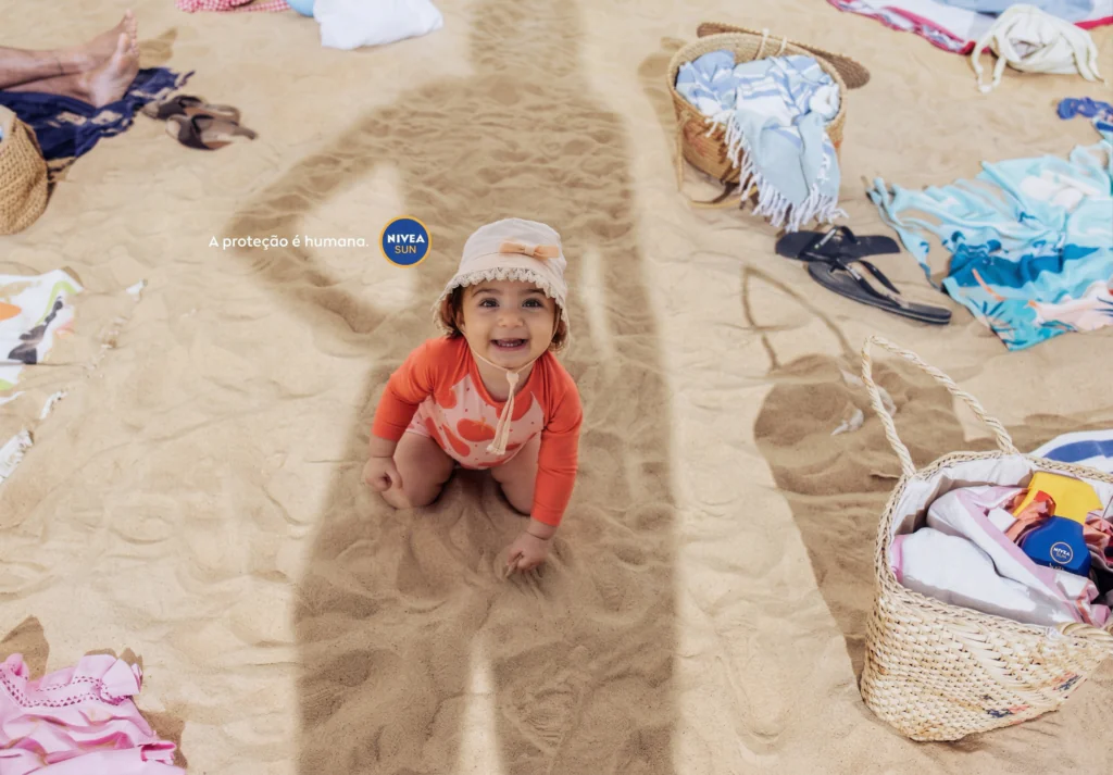 Nivea Sun transforma a sombra dos pais em anúncio