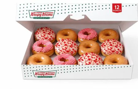 Krispy Kreme lança donuts Morango Cravejado em edição limitada