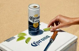 Corona lançou uma lata com tampa de abertura total Lata da Corona ganha tampa de abertura total para receber limão e começa a ser vendida pelo Zé Delivery em regiões de São Paulo.