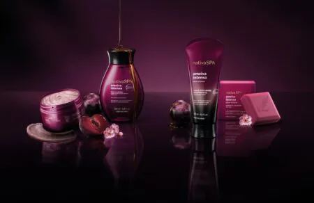 Nativa SPA Ameixa Intensa entra em novela da Globo, ativa campanha nas redes e oferece brinde em dobro nas lojas da marca.