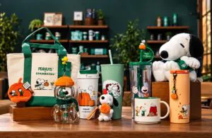 Starbucks e Peanuts anunciam coleção com 10 itens Starbucks e Peanuts anunciam coleção com 10 itens no Brasil e quatro Frappuccinos temáticos para cafeterias da América Latina e Caribe.