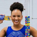 Bis escala Rebeca Andrade para campanha inspirada em Uno Stacko