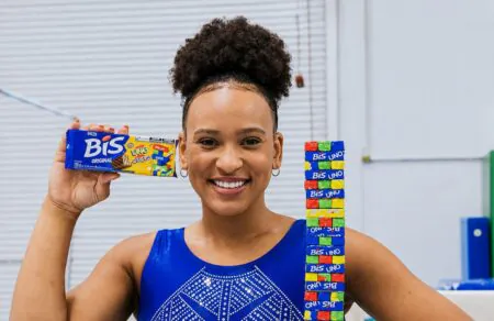 Bis escala Rebeca Andrade para campanha inspirada em Uno Stacko
