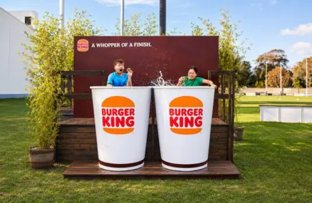Burger King coloca corredores de maratona em copos gigantes Burger King coloca corredores de maratona em copos gigantes