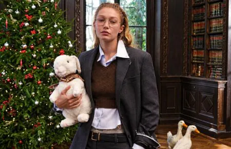 Campanha Miu Miu de Natal tem Gigi Hadid e Momo