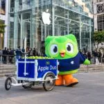 capa duolingo distribui macas em frente a apple no lancamento do 1792794967761