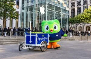 Duolingo distribui maçãs em frente à Apple no lançamento do iPhone Duo Duolingo distribui maçãs em frente à Apple no lançamento do iPhone Duo
