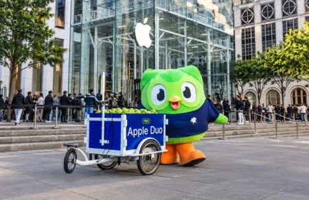 Duolingo distribui maçãs em frente à Apple no lançamento do iPhone Duo