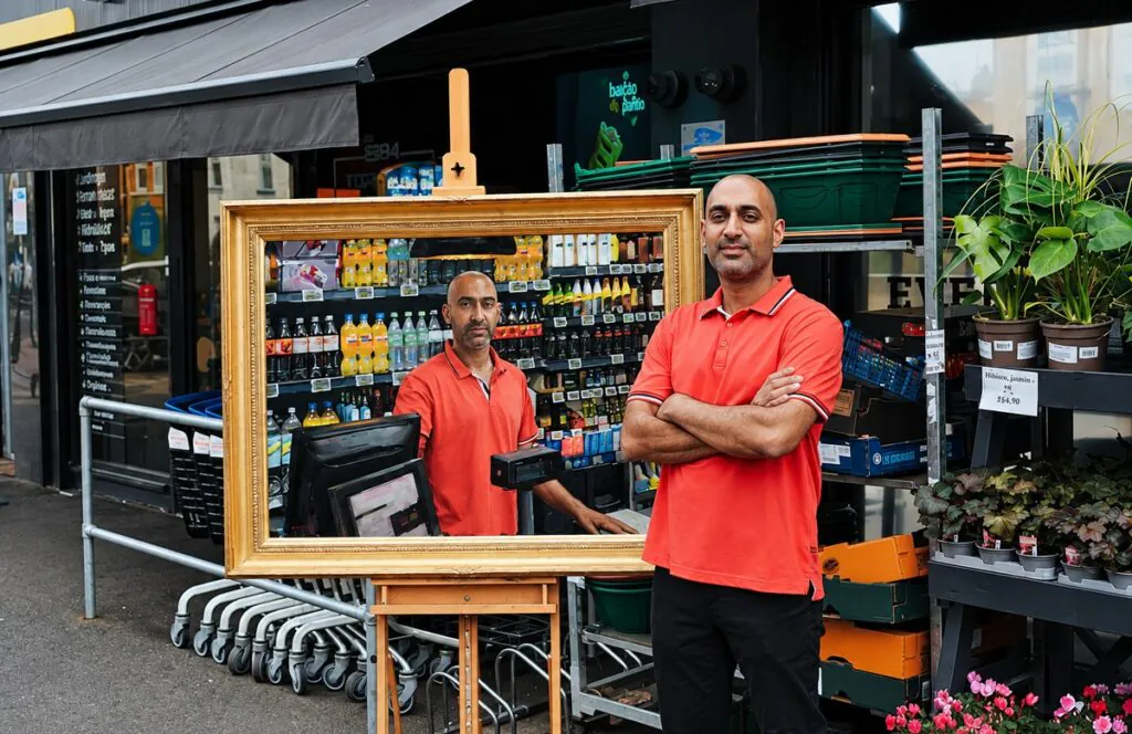 Coca-Cola contrata artistas de retrato real para retratar comerciantes locais Coca-Cola contrata artistas de retrato real para retratar comerciantes locais