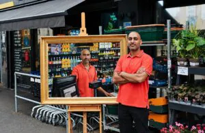 Coca-Cola contrata artistas de retrato real para retratar comerciantes locais Coca-Cola contrata artistas de retrato real para retratar comerciantes locais