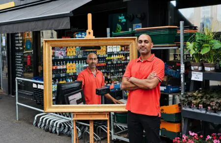 Coca-Cola contrata artistas de retrato real para retratar comerciantes locais Coca-Cola contrata artistas de retrato real para retratar comerciantes locais
