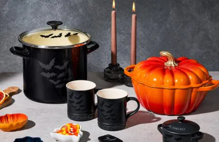 Le Creuset lança linha de Halloween com panela de morcegos e abóbora